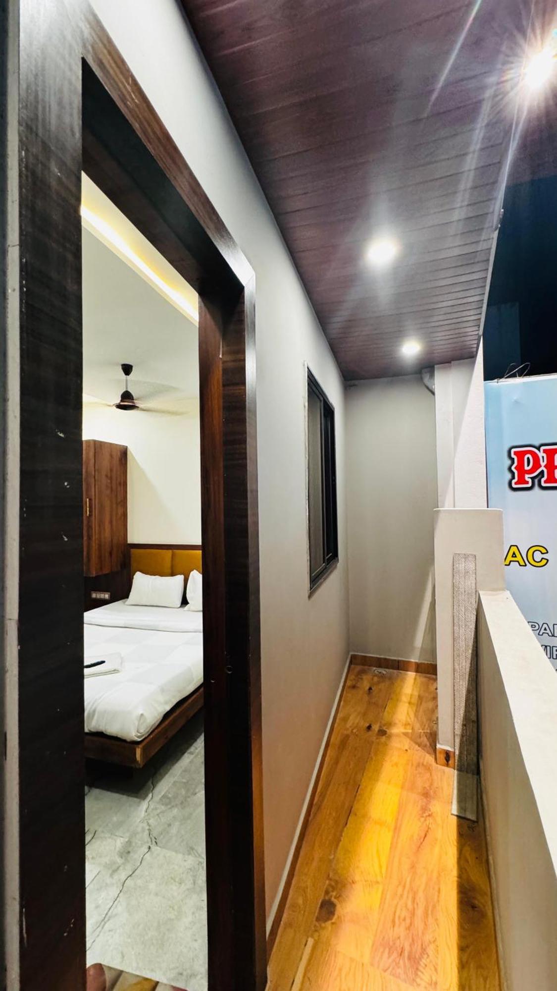 Hotel Prakasham Ujjain Extérieur photo