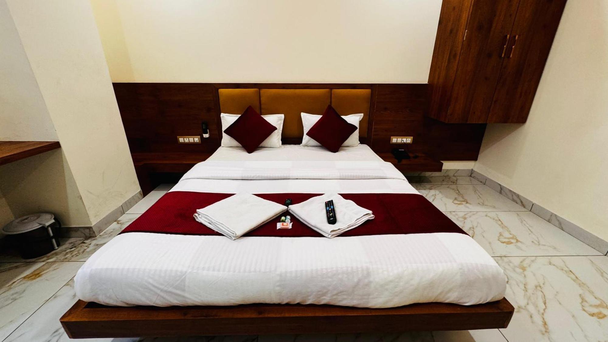 Hotel Prakasham Ujjain Extérieur photo