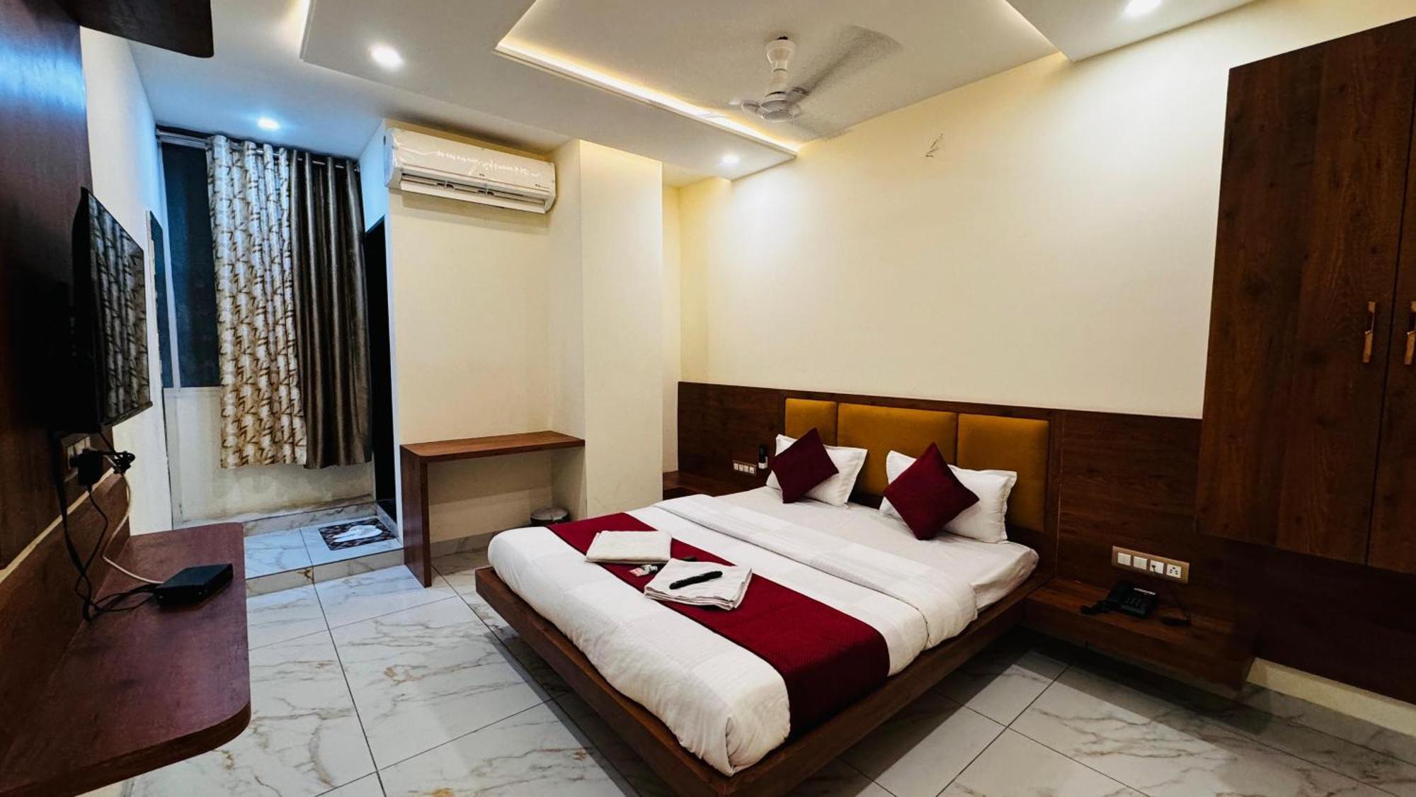 Hotel Prakasham Ujjain Extérieur photo