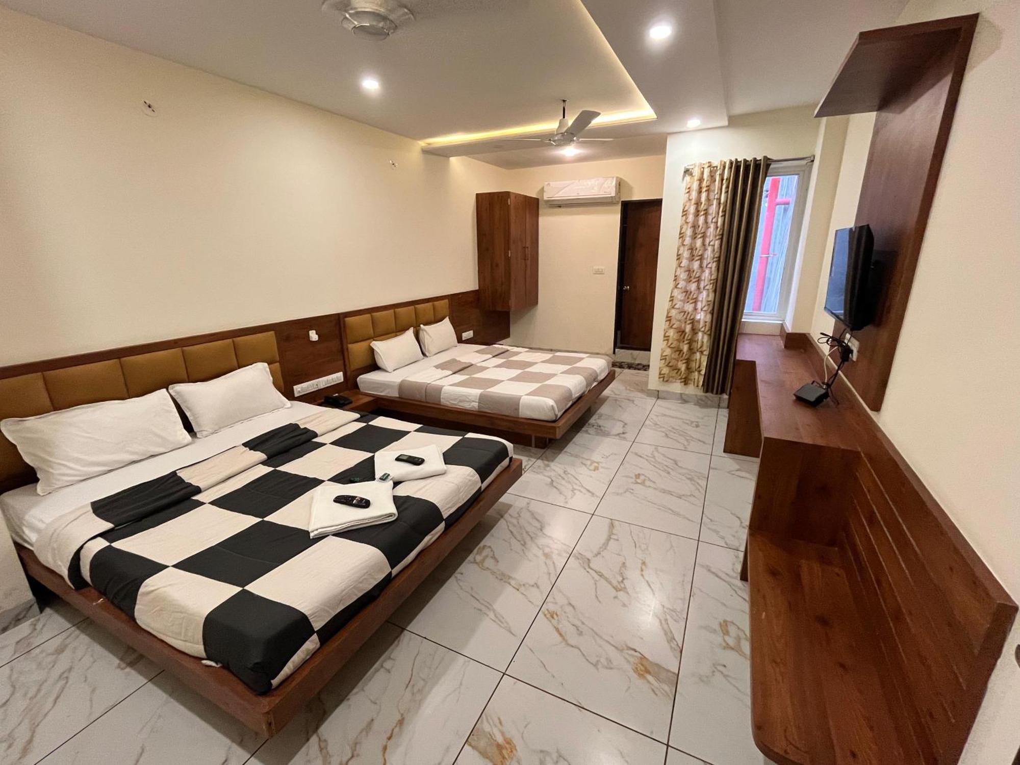 Hotel Prakasham Ujjain Extérieur photo